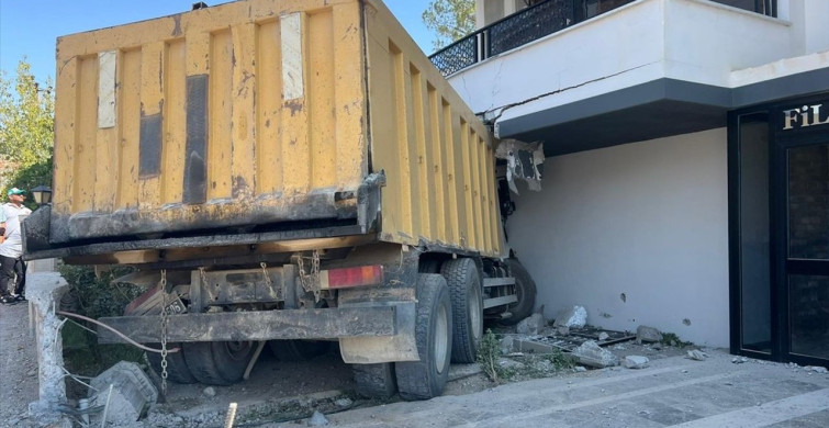 Mersin'de Hafriyat Kamyonu Apartmanın Balkonuna Çarptı