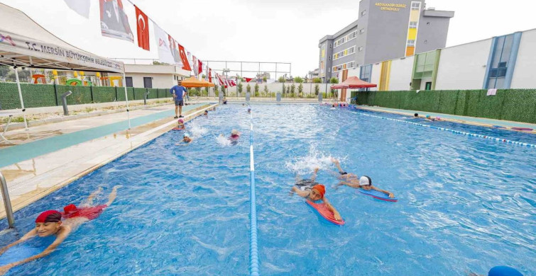 Mersin'de herkes için yüzme kursları düzenleniyor