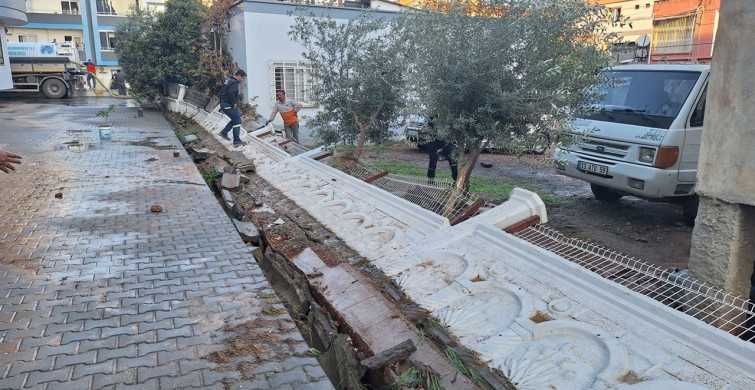 Mersin'de İçme Suyu Borusu Patladı, Sokaklar Su İçinde