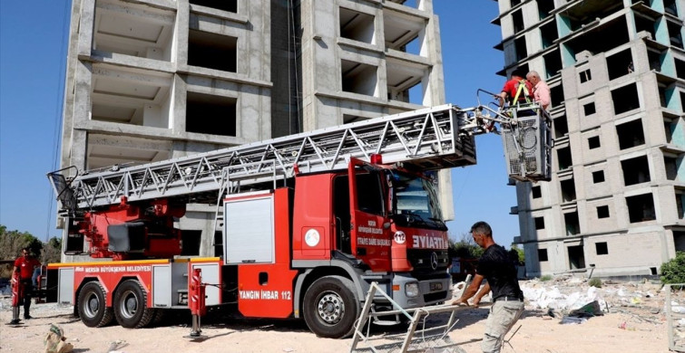 Mersin'de İnşaatta Mahsur Kalan İşçiler İtfaiye Tarafından Kurtarıldı