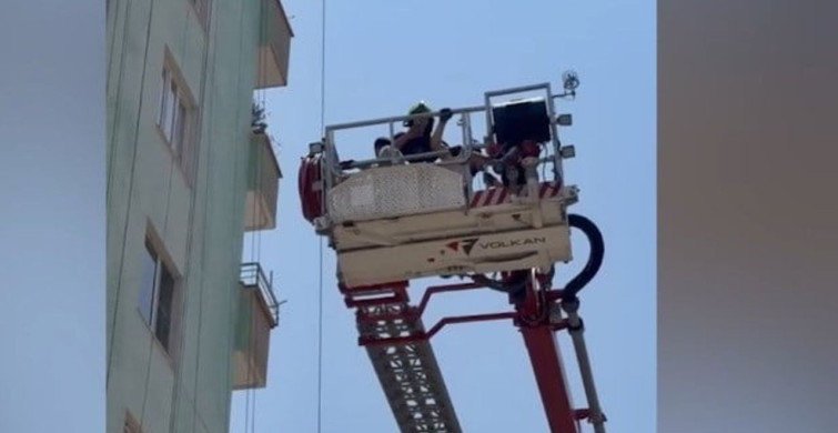 Mersin'de iskelede mahsur kalan 3 işçi, itfaiye ekipleri tarafından kurtarıldı