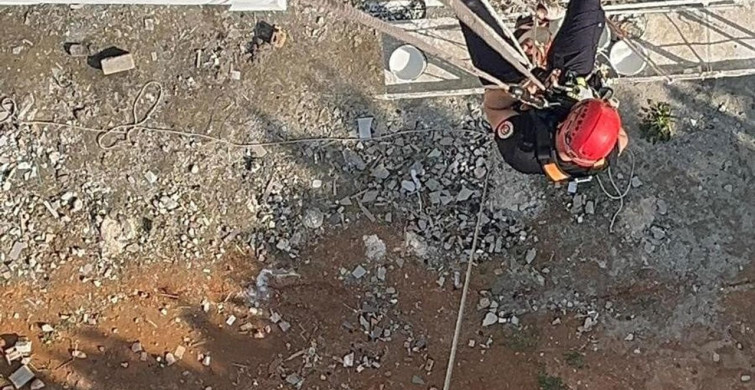 Mersin'de İskelenin Düşmesi Sonucu İki İşçi Halatta Asılı Kaldı