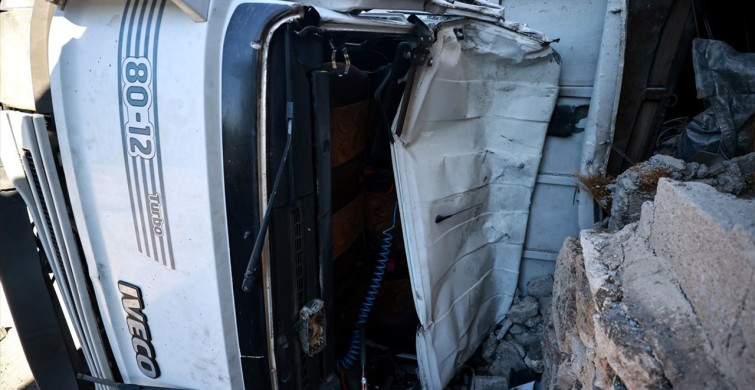 Mersin'de Kamyon Deponun Duvarını Yıktı, 2 Yaralı