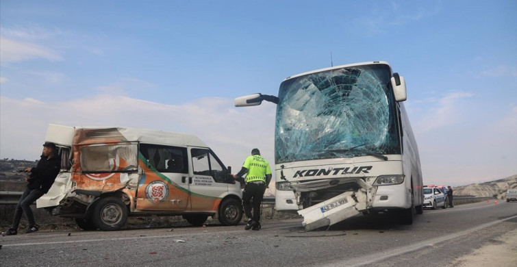 Mersin'de Minibüs ve Otobüs Çarpıştı: İki Yaralı