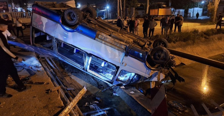 Mersin'de Minibüs ve Otomobil Çarpıştı: 11 Yaralı