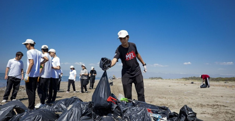 Mersin'de Öğrenciler Sahil Temizliği İçin Bir Araya Geldi