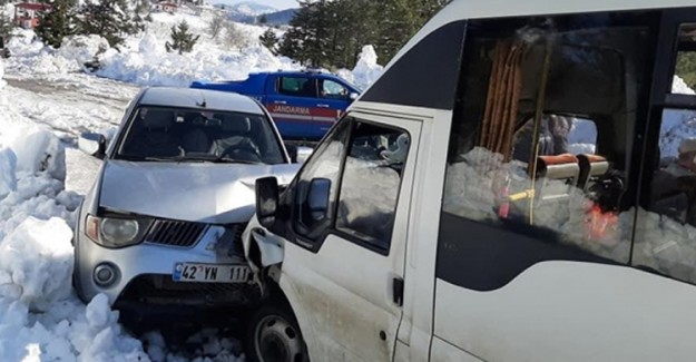 Mersin’de Öğretmenleri Taşıyan Minibüs Kaza Yaptı: 8 Yaralı