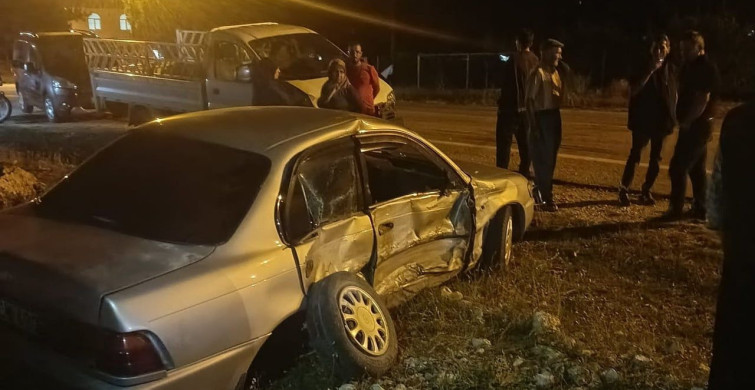 Mersin'de otomobil ve kamyonet çarpıştı: 2 yaralı