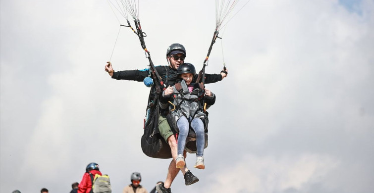 Mersin'de Özel Gereksinimli Çocuklar Yamaç Paraşütü Heyecanını Yaşadı
