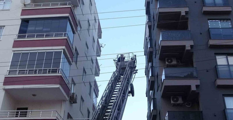 Mersin'de Perde ile Düşen Genç 3. Kat Balkona İndi