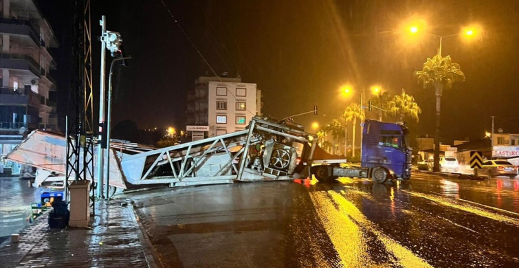 Mersin'de Rampada Askıda Kalan Tır Trafiği Aksattı