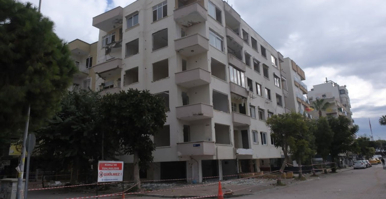 Mersin'de Riskli Binada Balkon Çökmesi