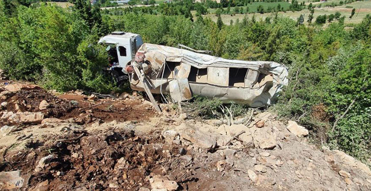Mersin’de Şarampole Yuvarlanan Kamyonun Sürücüsü Öldü