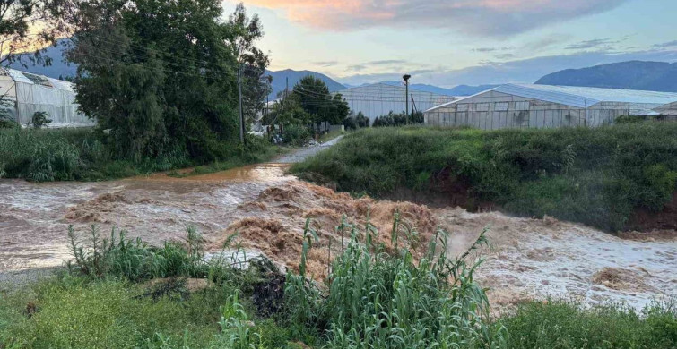 Mersin'de Sel Felaketi: Bahçeler Su Altında Kaldı