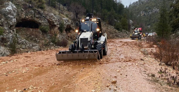 Mersin'de Sel Felaketi Sonrası Temizlik Çalışmaları Devam Ediyor