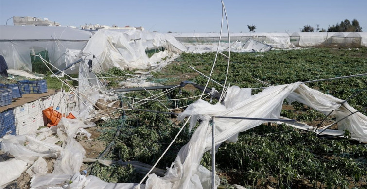 Mersin'de Şiddetli Rüzgar Seralarda Hasar Yol Açtı