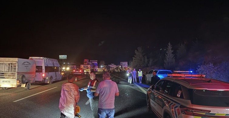 Mersin'de Tarım İşçilerini Taşıyan Minibüs Kazası: 3 Ölü, 16 Yaralı