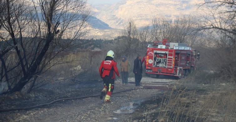 Mersin'de Tarla ve Çalılık Alanında Yangın Kontrol Altına Alındı