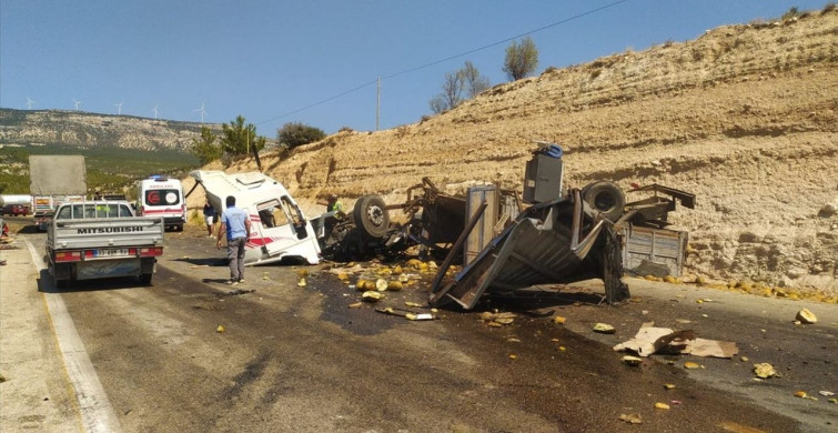Mersin'de Tır Yolcu Otobüsüne Çarptı