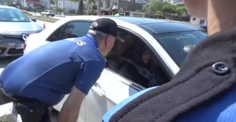 Mersin'de Trafik Uygulamasında Yoğurt ve Çilek İkramı