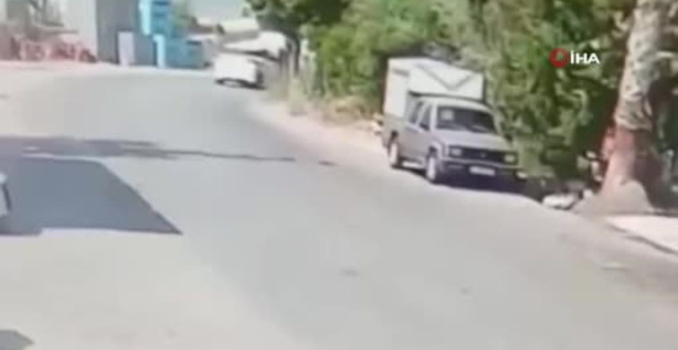 Mersin'de virajı alamayan sürücünün park halindeki araca çarpma anı kamerada