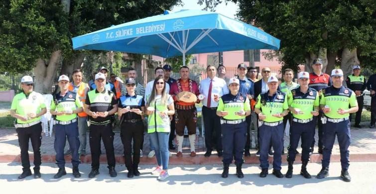 Mersin'de Yoğurt ve Çilek İkramlı Trafik Uygulaması