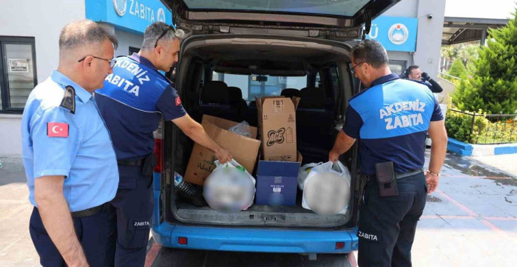 Mersin’de zincir markette son tüketim tarihi geçmiş 135 gıda ürünü ele geçirildi