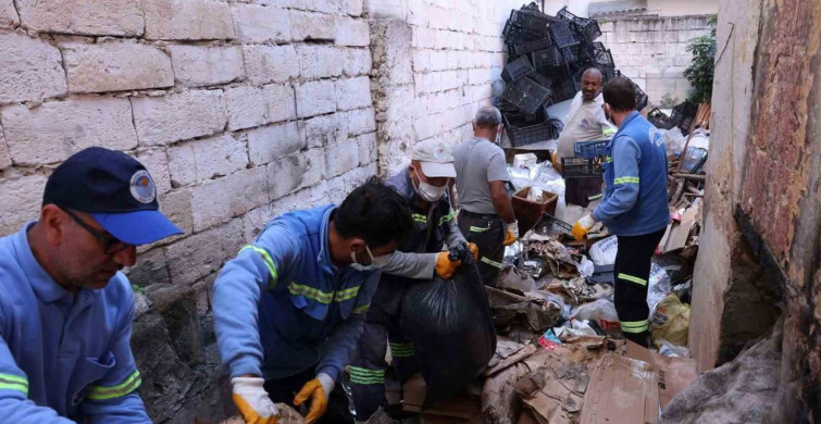 Mersin'deki Çöp Evden Tonlarca Atık Çıkarıldı