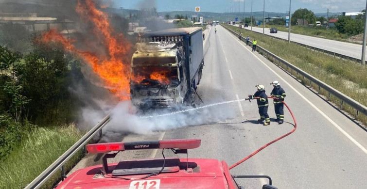 Merzifon'da Seyir Halindeki Tırda Yangın Çıktı
