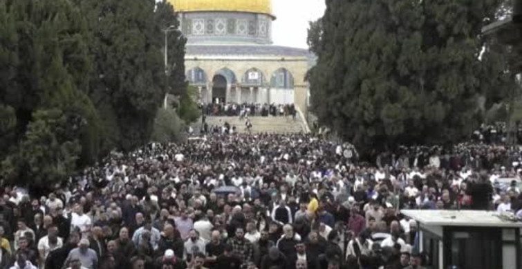 Mescid-i Aksa'da 100 Bin Kişiyle Cuma Namazı İkla