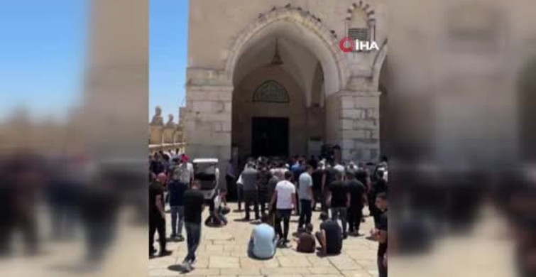 Mescid-i Aksa'da Cuma Namazı: 60 Bin Kişi Bir Araya Geldi