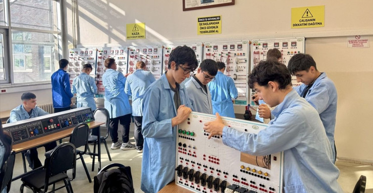 Meslek Lisesi Öğrencileri Elektrik Panosuyla Robot Geliştiriyor