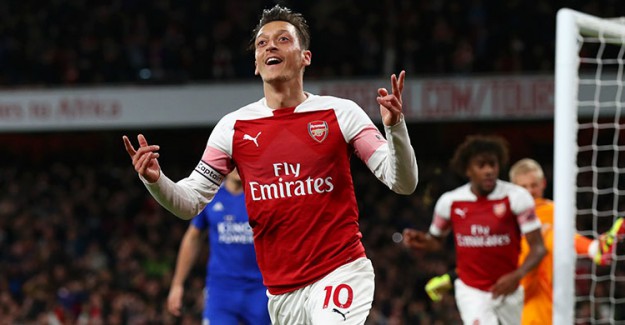 Mesut Özil, Amine Gülşe ile Nişanlandı!