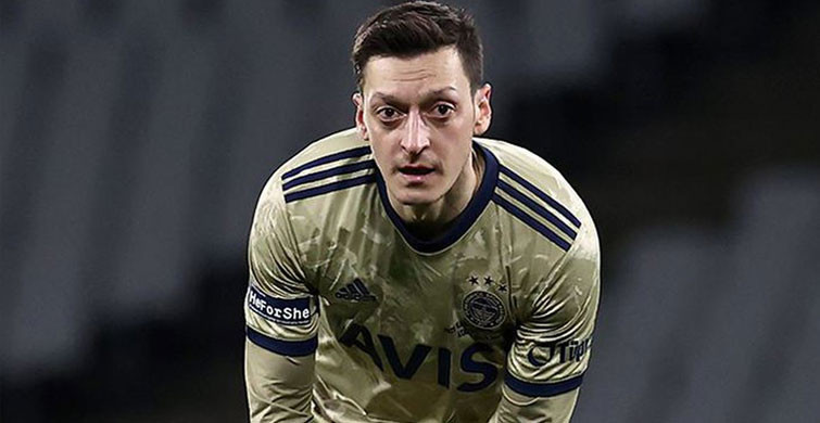 Mesut Özil Ezeli Rakibi İle Dalga Geçti