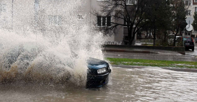 Meteorolojiden sağanak uyarısı: Bu saatlerde yola çıkmayın