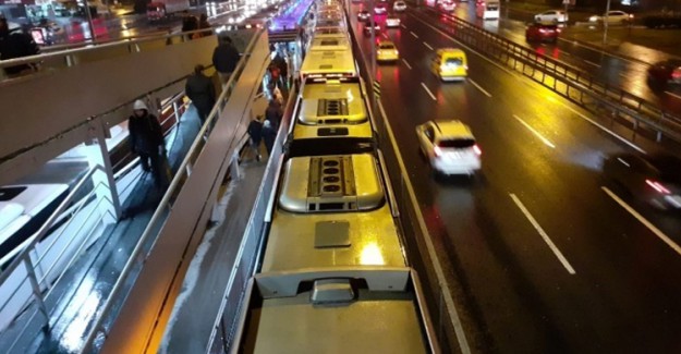 Metrobüs Arıza Yaptı, Uzun Kuyruklar Oluştu