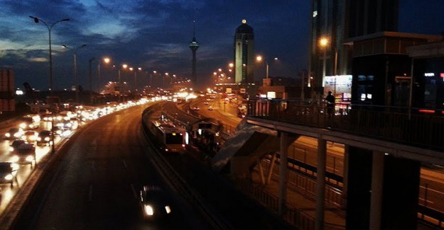 Metrobüs Durağında Kaza!