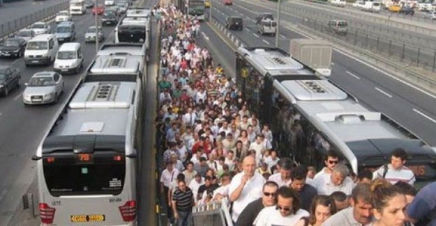 Metrobüs'te "Biraz İlerle" Kavgası! 1 Kişi Bıçaklandı