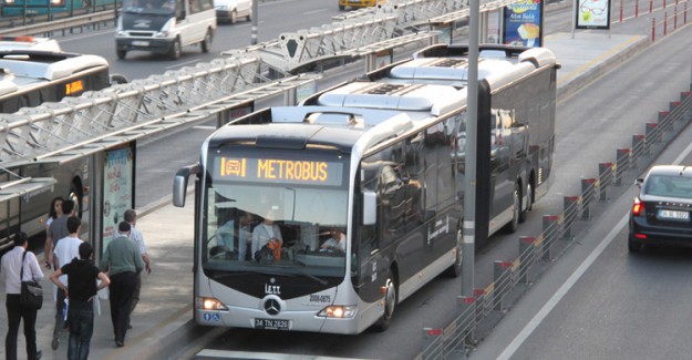 Metrobüs'te Yaşanan Olay Tartışma Yarattı!