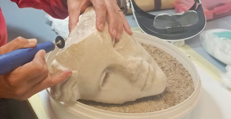 Metropolis Antik Kenti'nde Helenistik Döneme Ait Tanrıça Heykel Başlığı Bulundu