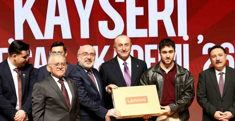 Mevlüt Çavuşoğlu KAYÜ'de Dış Politika ve Milli Savunma Konferansı Verdi