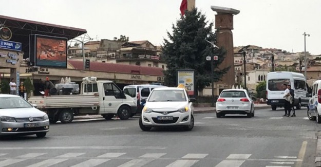 Meyve Suyu İçmek İçin Aracını Yol Ortasına Park Etti!