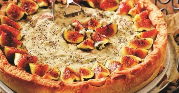 Meyveli ve Bol Peynirli Rokforlu Tart