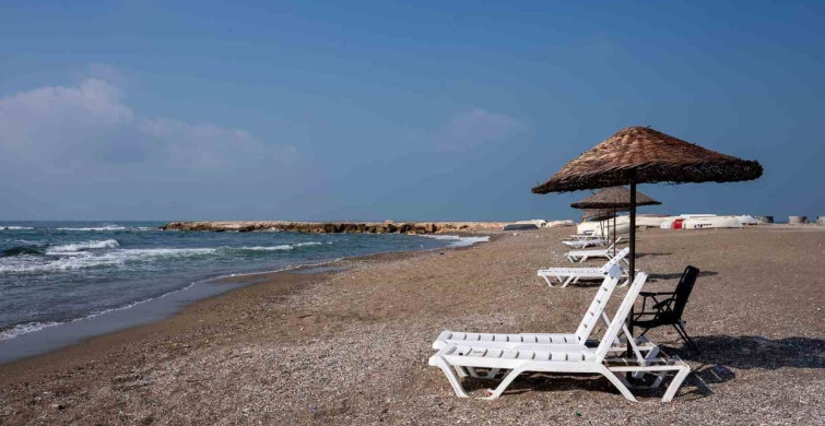 Mezitli Belediyesinden sahillerde ücretsiz şezlong hizmeti