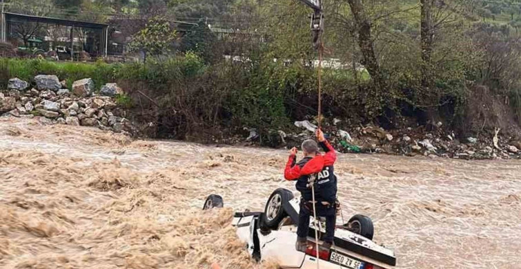 Milas’ta Acı Olay: Akarsuya Düşen Araçta Bir Kişi Hayatını Kaybetti