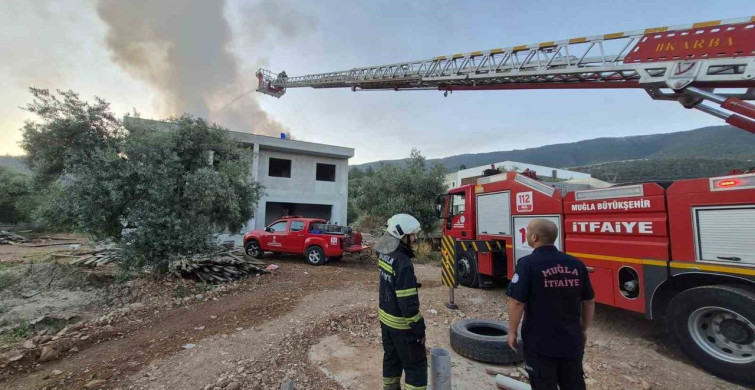 Milas'ta Çatı Yangını Kontrol Altına Alındı