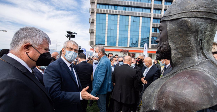 Millet Aç Deyip Duranların Sadece Heykele Verdiği Paraya Bakın! İzmir Vatandaşı Hizmeti Daha Çok Bekler