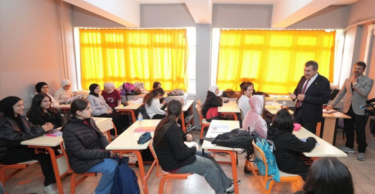 Milli Eğitim Bakanı Tekin Adana'daki Okulda Öğrencilerle Buluştu