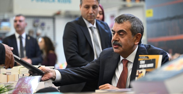 Milli Eğitim Bakanı Tekin, Ankara Kitap Fuarı'nda Kitaplarını İmzaladı