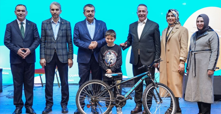 Milli Eğitim Bakanı Tekin, Ramazan Etkinlik Çadırı'nı Ziyaret Etti